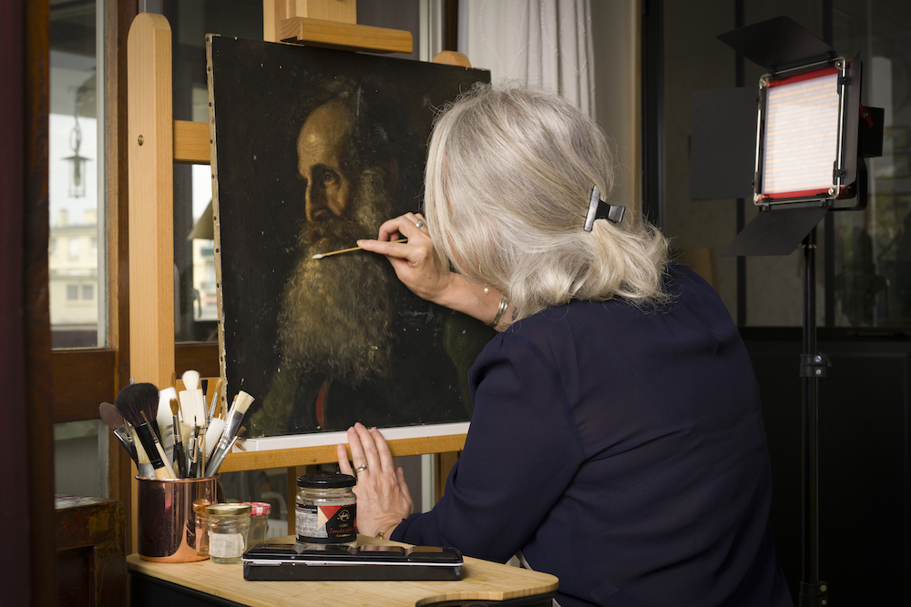 Blandine Bordeau Perrois dans son atelier de restauration de tableaux